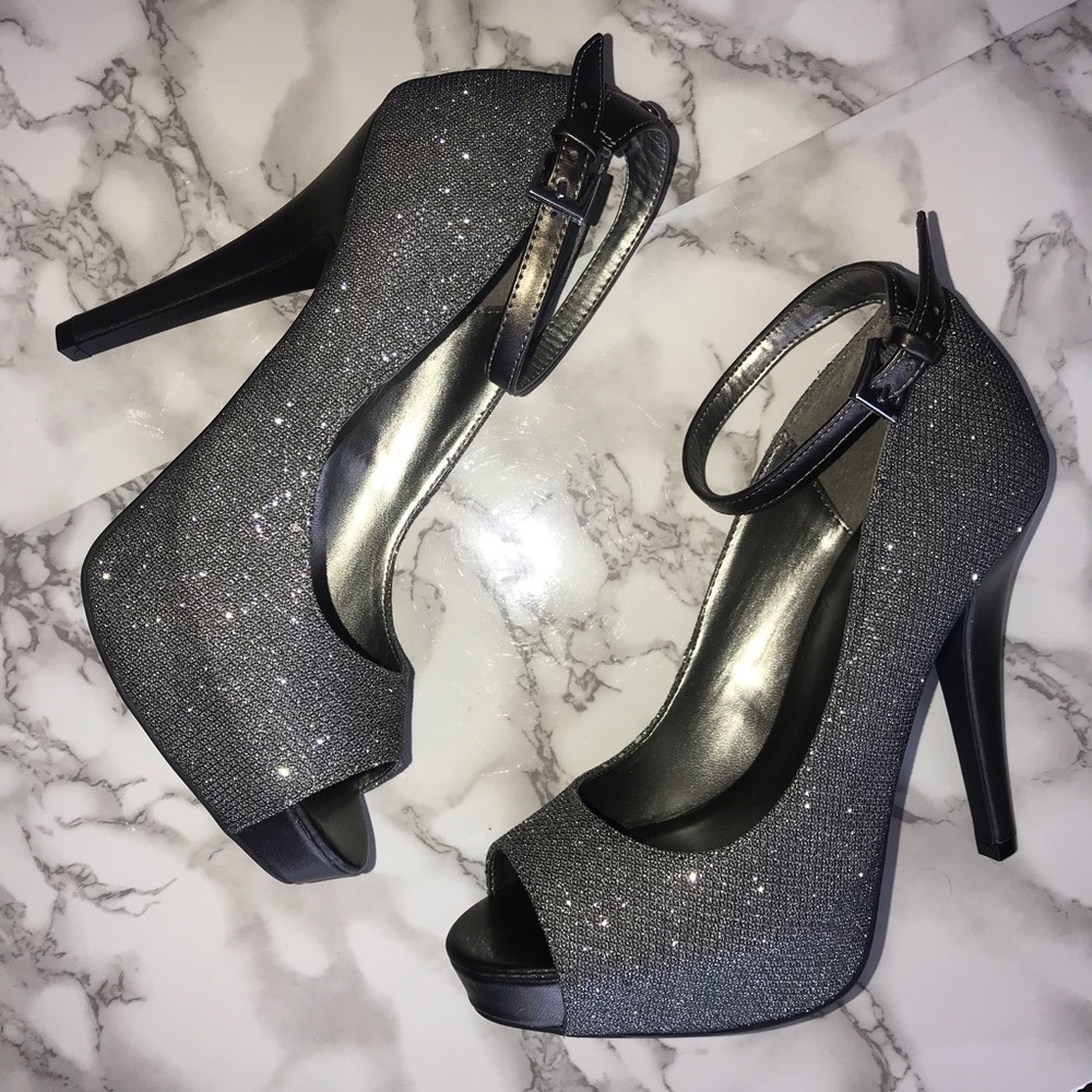 Guess ‘Valora’ Pewter Platform Pump